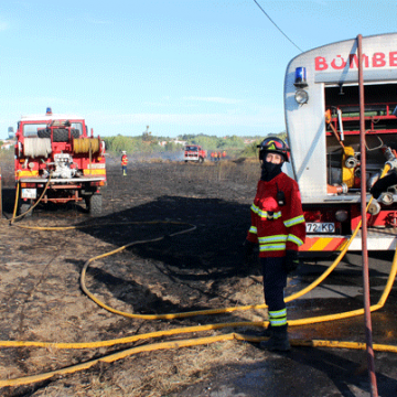 Bombeiros apagam dois incêndios no mesmo terreno nas Fazendas Bombeiros apagam dois incêndios no mesmo terreno nas Fazendas
