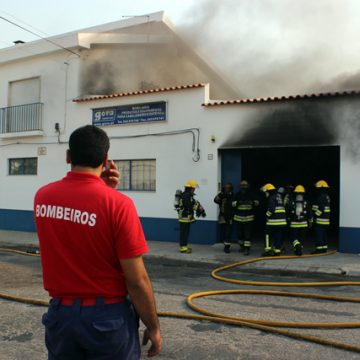 Incêndio seguido de explosão destrói empresa de cosméticos em Almeirim (c/fotos)