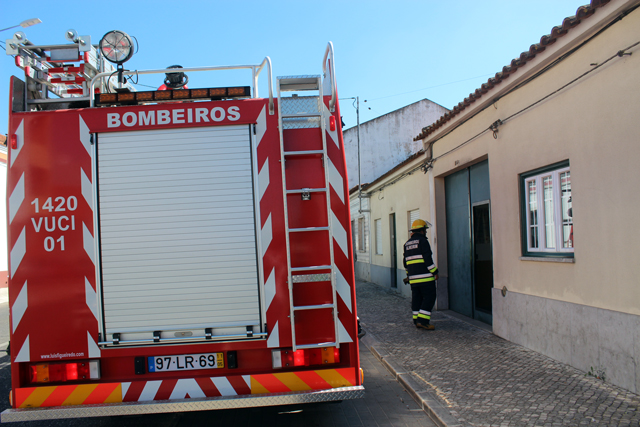 Incêndio provoca susto na rua Condessa da Junqueira Incêndio provoca susto na rua Condessa da Junqueira
