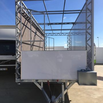 Palco com rodas. Festas recebem novo equipamento