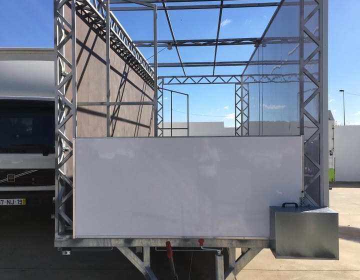 Palco com rodas. Festas recebem novo equipamento Palco com rodas. Festas recebem novo equipamento