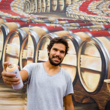 Fiuza mostra grafittis de Smile e Francisco Camilo ao público