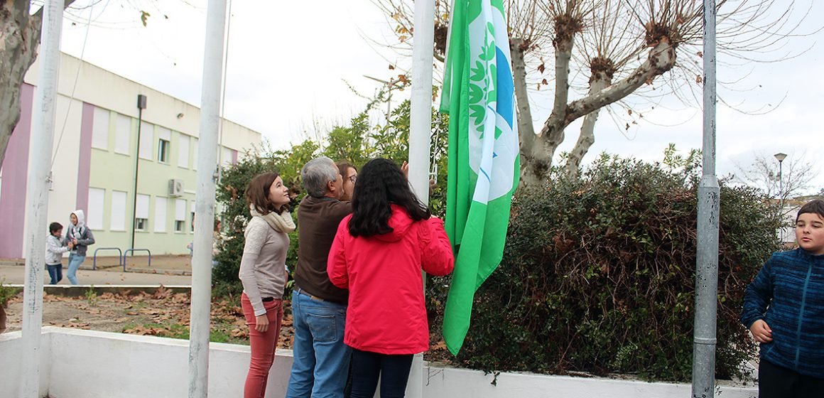 Bandeira hasteada na Escola Básica Febo Moniz