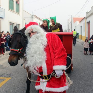 Caralhotas e Pão com Chouriço distríbuidos pelo Pai Natal