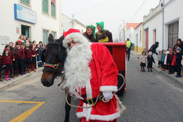 Caralhotas e Pão com Chouriço distríbuidos pelo Pai Natal Caralhotas e Pão com Chouriço distríbuidos pelo Pai Natal