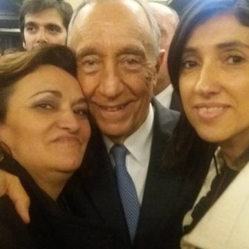 Cristina Casimiro e Cândida Lopes tiram selfie com Presidente da República