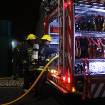 Incêndio em garagem danifica carro
