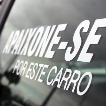 Stand de automóveis cria forma diferente de assinalar dia dos namorados Stand de automóveis cria forma diferente de assinalar dia dos namorados