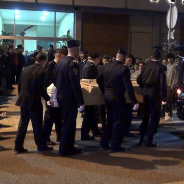 Dezenas de pessoas homenageam bombeiro (vídeo)