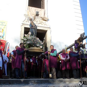 Procissão do Senhor dos Passos junta centenas de fiéis (vídeo e fotos)