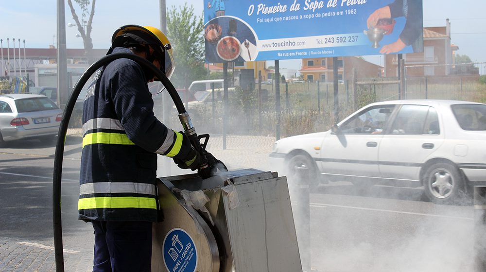 Ecoponto arde na zona da restauração