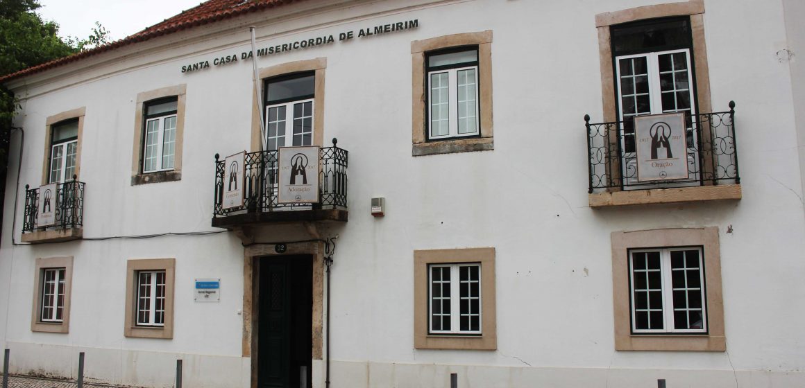 Misericórdia de Almeirim coloca estandartes na Sede