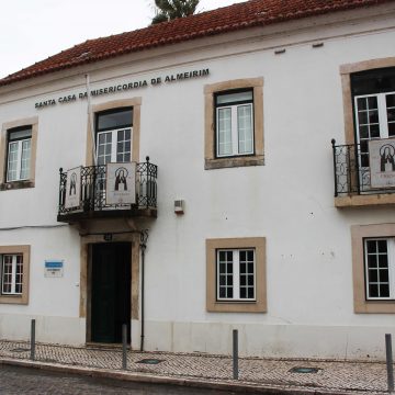 Misericórdia de Almeirim coloca estandartes na Sede
