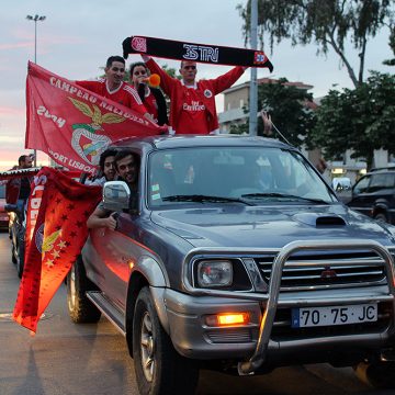 Adeptos benfiquistas festejam o tetracampeonato no “Marquês de Almeirim” (Fotogaleria)