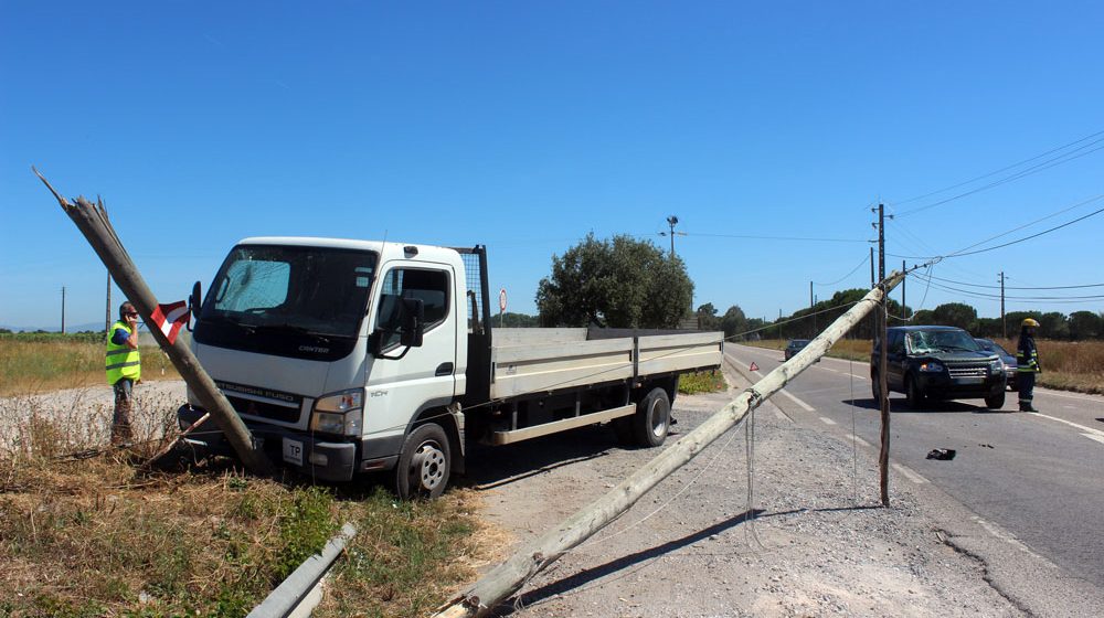 Acidente aparatoso provoca vários danos junto ao acesso do IC10