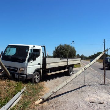 Acidente aparatoso provoca vários danos junto ao acesso do IC10