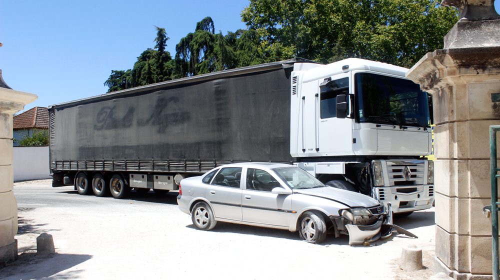Aparatoso acidente provoca um ferido junto à Quinta do Casal Branco