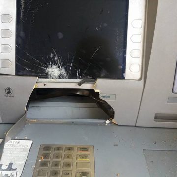 Multibanco da Raposa vandalizado com banco de jardim Multibanco da Raposa vandalizado com banco de jardim
