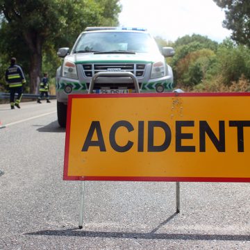 Acidente muito grave em Almeirim provoca três feridos. Criança está entre as vítimas