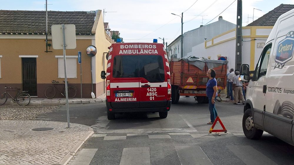 Acidente entre ciclista e trator em Almeirim