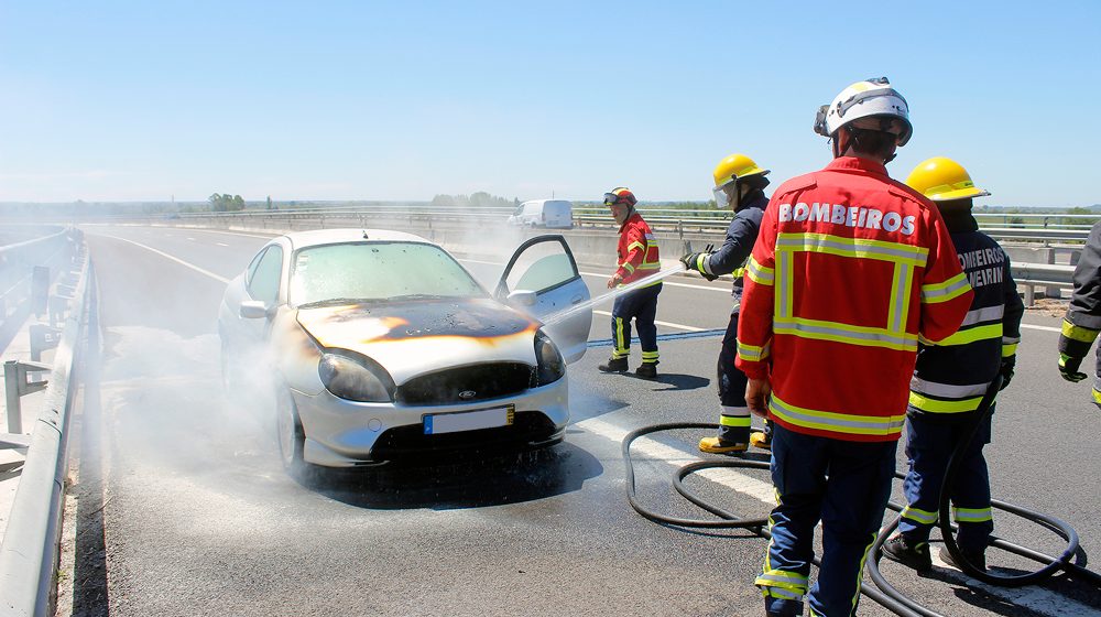 Carro consumido pelas chamas na Ponte Salgueiro Maia (c/vídeo) Carro consumido pelas chamas na Ponte Salgueiro Maia (c/vídeo)