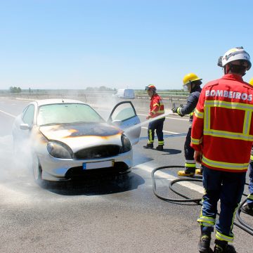 Carro consumido pelas chamas na Ponte Salgueiro Maia (c/vídeo) Carro consumido pelas chamas na Ponte Salgueiro Maia (c/vídeo)