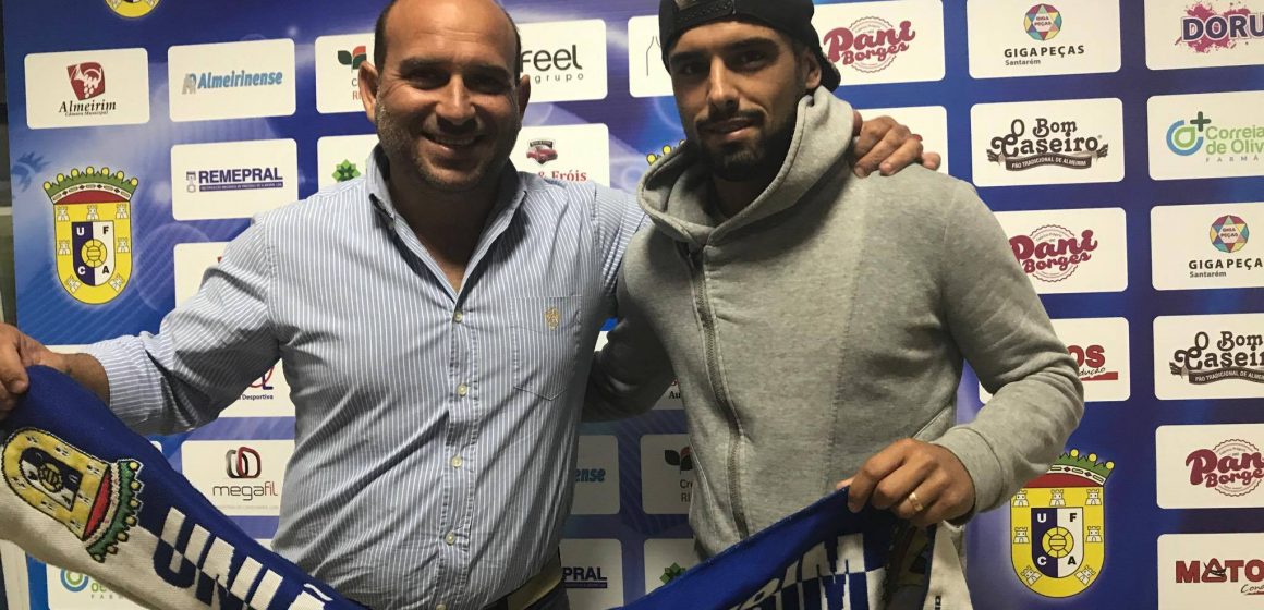 Hugo Monteiro renova com U. Almeirim