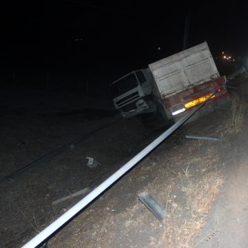 Camião despista-se na Azeitada
