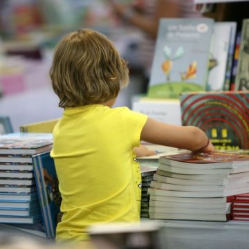 Manuais escolares do 1º ciclo são gratuitos. Saiba onde pode levantar