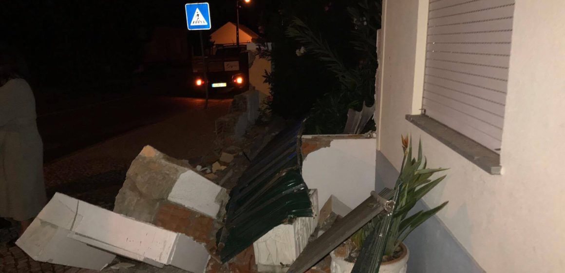 Acidente destrói muro em Fazendas de Almeirim Acidente destrói muro em Fazendas de Almeirim