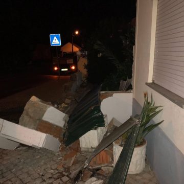 Acidente destrói muro em Fazendas de Almeirim Acidente destrói muro em Fazendas de Almeirim