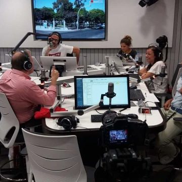 Pedro Ribeiro distribui caralhotas, vinho e sumos a estrelas da rádio
