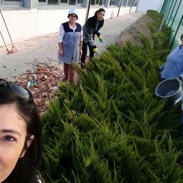 Depois das searas … mulheres ajudam Junta na limpeza