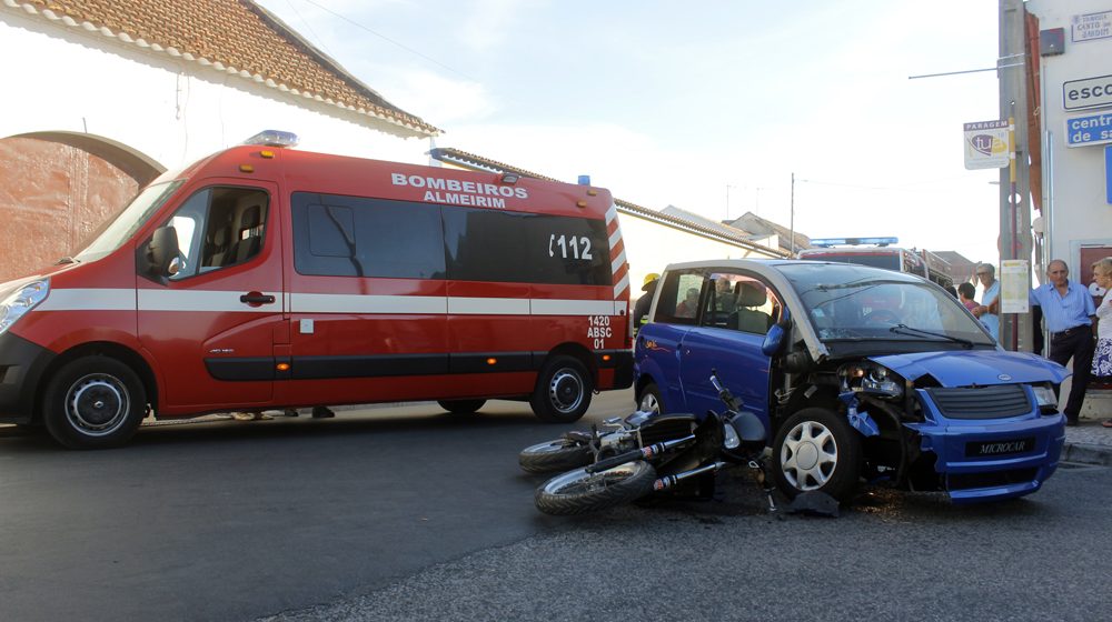 Cadete dos Bombeiros de Almeirim ferido em acidente junto ao Centro de Saúde