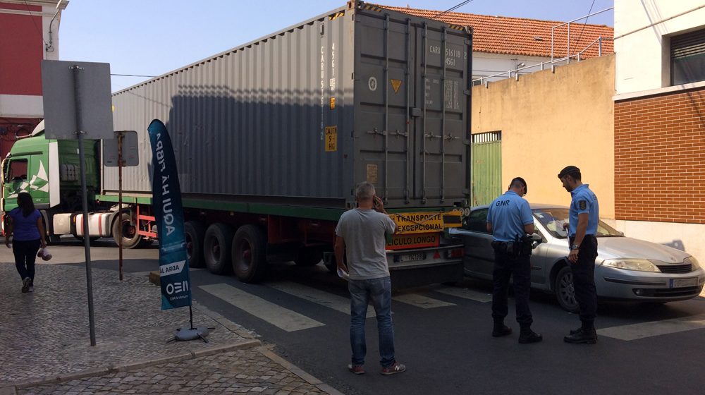 Acidente insólito com pesado de mercadorias em Almeirim Acidente insólito com pesado de mercadorias em Almeirim