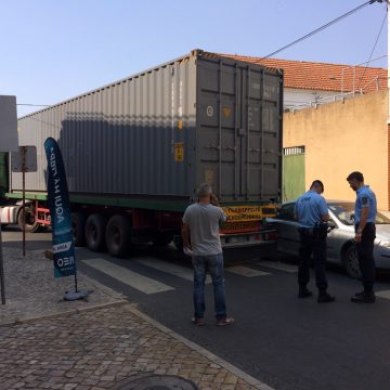 Acidente insólito com pesado de mercadorias em Almeirim