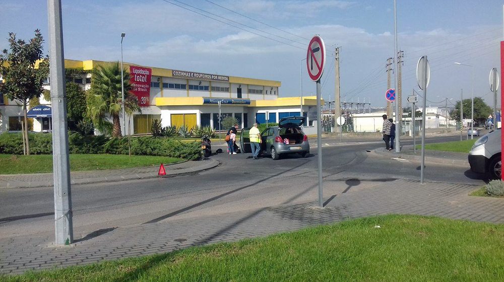 Mulher ferida com gravidade em colisão