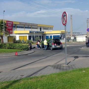 Mulher ferida com gravidade em colisão