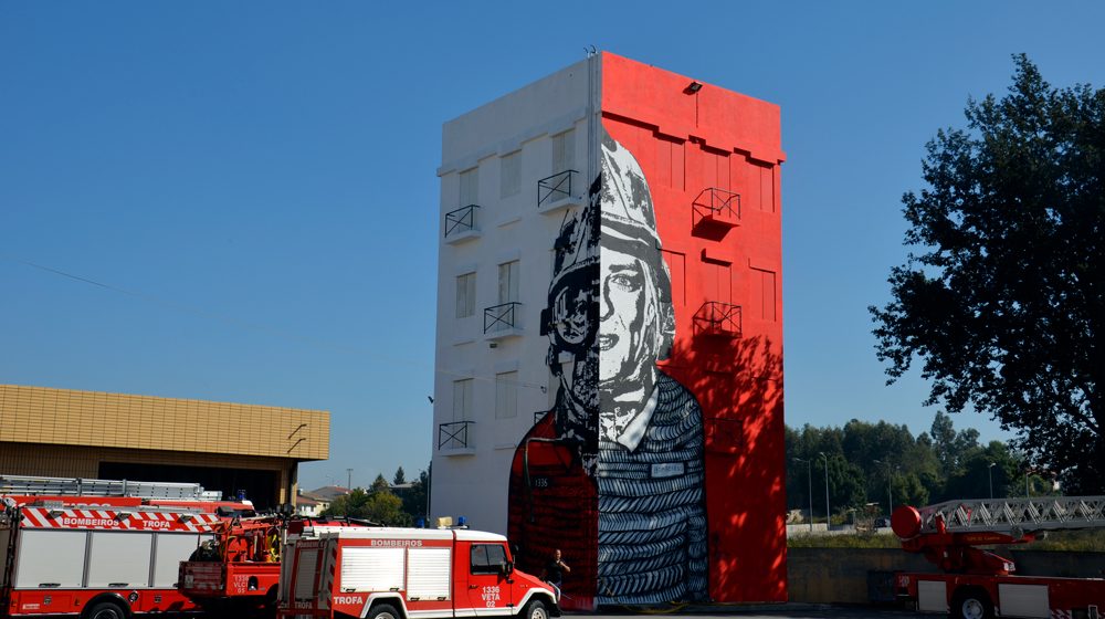 Artista almeirinense pinta mural de 10 metros de altura em homenagem aos Bombeiros