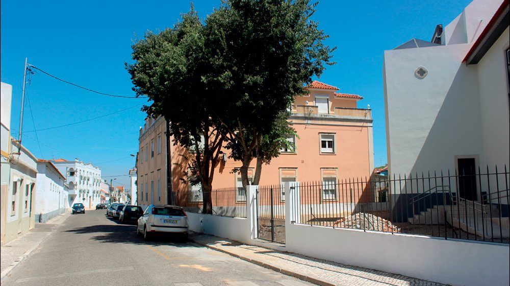 Contrastes – Prédio junto às Escolas Velhas