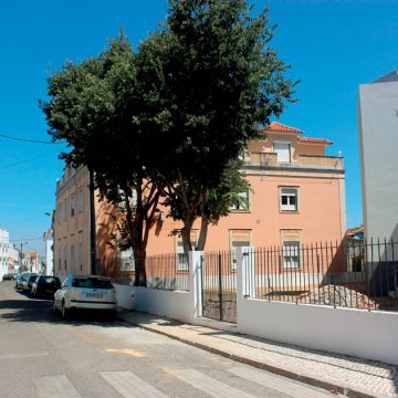 Contrastes – Prédio junto às Escolas Velhas