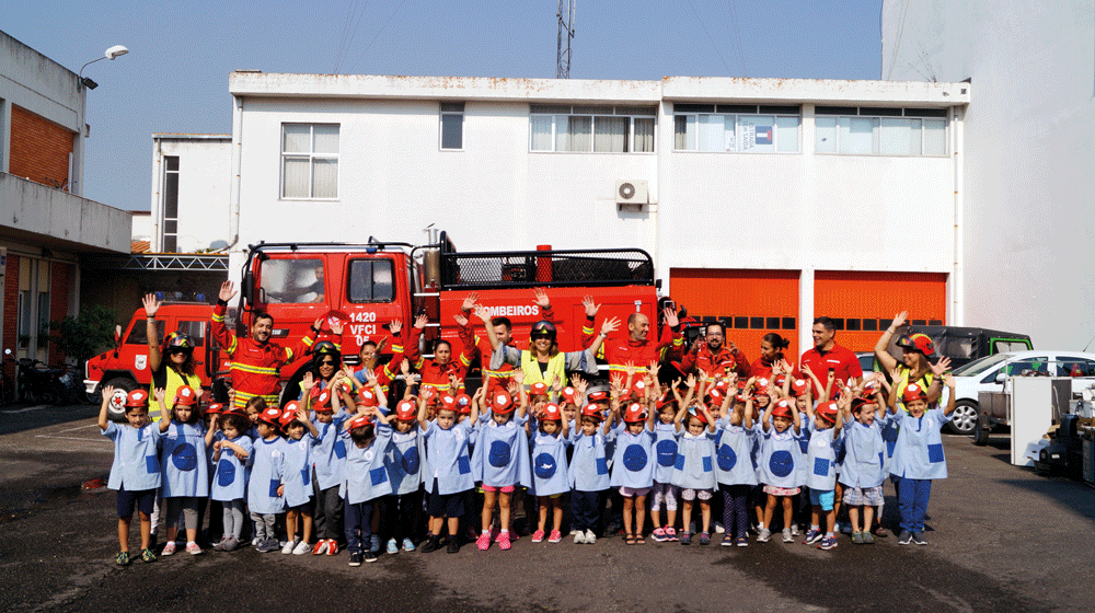 Crianças fazem homenagem aos Bombeiros