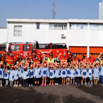 Crianças fazem homenagem aos Bombeiros