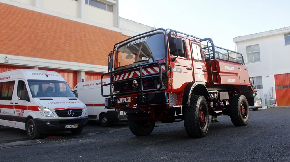 Bombeiros Voluntários de Almeirim recebem “novo” veículo de combate a incêndios