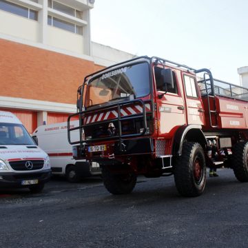 Bombeiros Voluntários de Almeirim recebem “novo” veículo de combate a incêndios