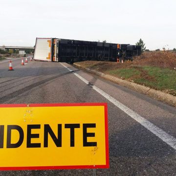 Última Hora: Camião vira-se na estrada nacional 114 Última Hora: Camião vira-se na estrada nacional 114