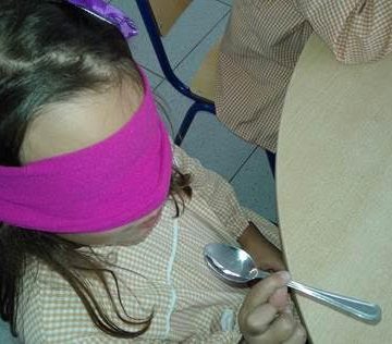 Escolas colocam vendas nos olhos dos alunos para descobrirem frutas Escolas colocam vendas nos olhos dos alunos para descobrirem frutas