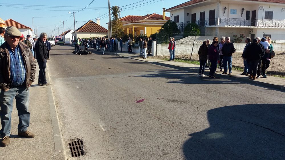 Acidente entre duas motos provoca dois feridos graves em Fazendas de Almeirim