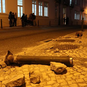 Carrinha leva tudo à frente, provoca estragos e foge