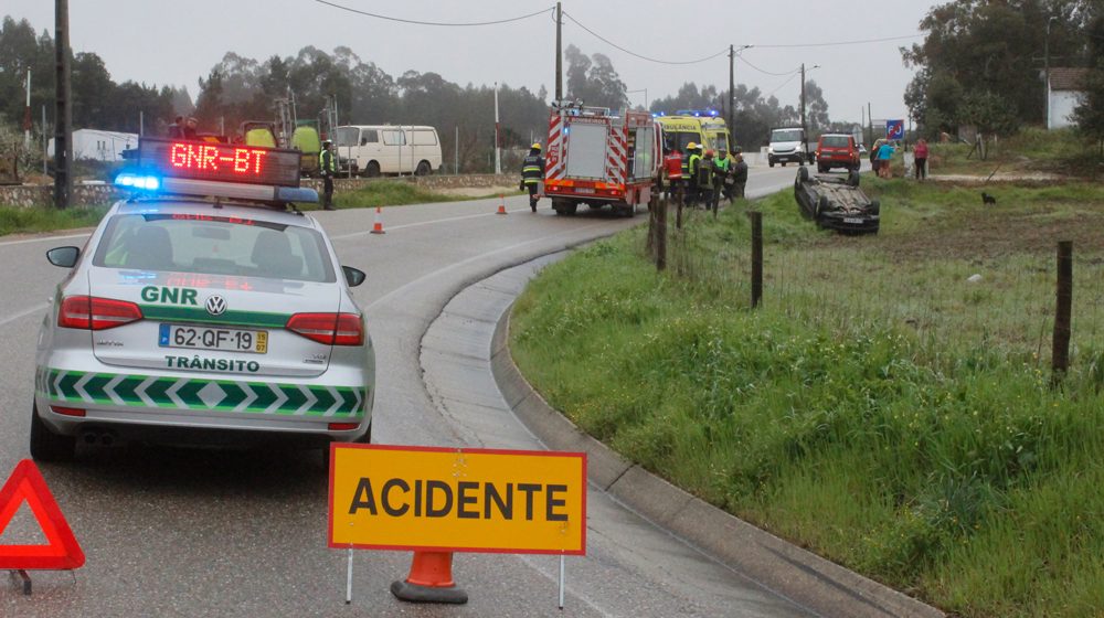 Mulher de 70 anos despista-se junto à Raposa. Derrame pode estar na origem do acidente Mulher de 70 anos despista-se junto à Raposa. Derrame pode estar na origem do acidente